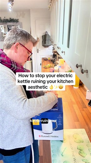 How to upgrade your kitchen with a proper electric kettle… This is the Russell Hobbs Hanley electric kettle… and yes, it boils water… but it also doesn’t ruin your kitchen. It’s a matte cream (it does also come in black) electric kettle with a retro look, but it still boils fast and quietly… which matters more than you think at 6am. It’s a 1.7 litre kettle, so it handles proper tea rounds… not just one sad mug. If you want a stylish electric kettle that looks good on the worktop and actually doe