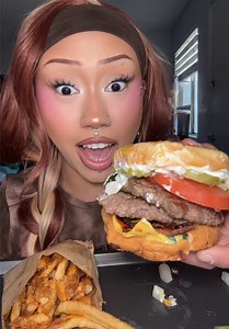A very yappy Mukbang #mukbang #eatwithme #duhparis #eatingshow #asmr | five guys