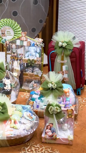 Maroni Arts by Kajal Ganani on Instagram: "Hampers packed for baby Bhatia 💚🧸 “Every little detail packed with love for the tiniest blessing on the way 💚🧸 From tiny clothes and booties to cuddly teddies and snuggly wraps — this hamper celebrates the joy of a new beginning! Because when it’s Baby Bhatia loading… everything deserves to be wrapped in pure happiness ✨🍼 #BabyShowerGift #WelcomeBaby #HandmadeWithLove #BabyBhatiaLoading #CutePacking #BabyEssentials #GiftHamper #NewBeginnings #BabyO