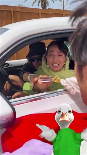مفاجأة قشر الموز! 😂🐥