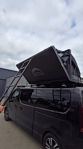 Wczoraj SE130, a dzisiaj na duże auto i dla dużej wygody lecimy z Summit Explorer 180 🚐🏕️🌎🏄🏼‍♂️ I tym razem składnie ⤵️ a nie rozkładanie. Jak na „pierwszy raz” naszego Klienta poszło idealnie 🤩 bo namiot jest wyjątkowo łatwy w użytkowaniu, bez dodatkowych drutów, odciągów e ruchy i gotowe ⛱️ Namiot dachowy SE 180, rodzinny i wygodny 😎 ✅ pełna twarda aluminiowa obudowa z dodatkowymi belkami na skorupie ✅ niesamowicie duże okna na każdej ze ścian oferują niezapomniane widoki ✅ docieplona p