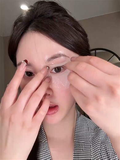 Pakai eye mask sekali sehari itu rasanya kayak ngasih “iced americano” buat mata, bantu ngurangin bengkak dan kerutan, hasilnya bagus banget~ #RekomendasiEyeMask #AntiKerut #AntiAging #PerawatanMata