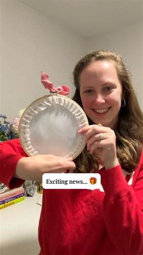 We’re thrilled to introduce you to our winter-inspired November member's pattern by the talented @hlesliedesign 🎁🎀🪡 Hilary is an embroidery artist and new mom, based in the US. Her style is all about beautiful color, lots of satin stitch, and she is super inspired by the world of regency romance. She is also especially known for her gorgeous ‘frame’ embroidery patterns, which is why we knew she would be the perfect fit for designing this cozy winter pattern! Keep your eyes peeled for the patt