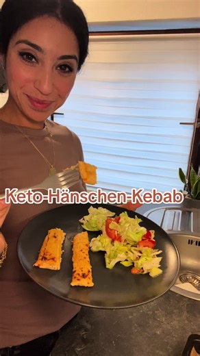 🌟Keto-Hänschen-Kebab🌟 • 500gr. Hänschenbrust • 2 Paprika • 1 Zwiebel • 5gr. TK Petersilie • Salz, Pfeffer, Paprikapulver, Currypulver, Koriander, Knoblauchpulver • Hänschenbrust, Paprika, Zwiebel und TK Petersilie in einem Mixer geben und durchmixen bis eine glatte Masse entsteht • Masse in eine Schüssel geben, Gewürze unterrühren und für mindestens 2Std. in Kühlschrank stellen • die Masse in einem mit Backpapier ausgelegtem Blech geben und in Kebab Form bringen • im vorgeheiztem Backofen bei 