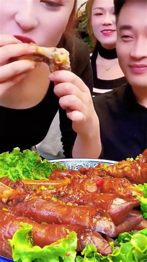 Steamed goat's feet with spicy sauce are delicious