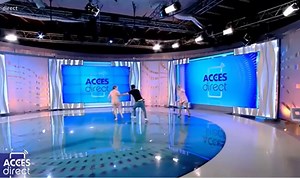 VIDEO | Incident şocant la Antena 1: Prezentatoarea 'Acces direct', atacată în emisiune de o femeie dezbrăcată