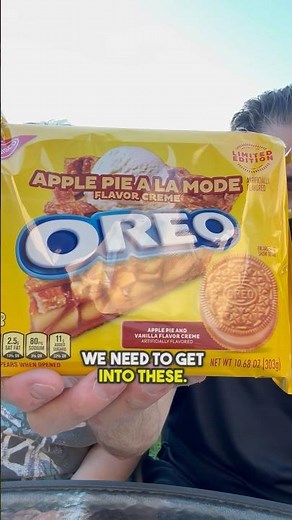 Oreo Apple Pie A La Mode Review 🍏🥧 | Limited Edition Cookie Taste Test