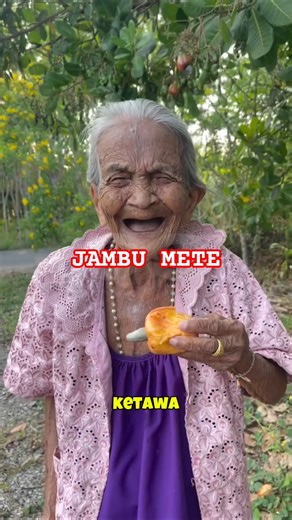 Buah Kesukaan Nenek | Cara Makannya Lucu🤣🤣 #funny #shortvideo #neneklucu #kisahnyata