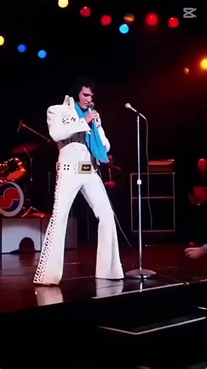 Marbella Rivero ComunicadoraSocial on Instagram: "Ayer, 8 de enero, Elvis habría cumplido 91 años. Hoy, en Graceland, la fiesta sigue. Porque cuando dos leyendas se cruzan, el eco no se apaga. 🎤🥋 Cuando el Rey sacó su lado ninja 📅 18 de febrero de 1973 – Las Vegas Hilton Un fan sube al escenario en pleno show. Elvis no se inmuta. Respira. Se planta. Y… ¡BAM! Despliega los movimientos que le enseñó nada menos que Bruce Lee. Sí, el Rey del Rock también era cinturón negro. Meses antes, en 1973, 