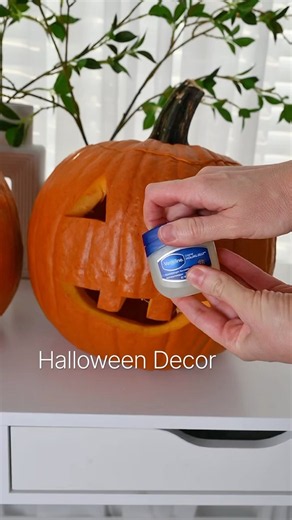 🎃 Did you know you can make your pumpkin last for over a month with this simple trick? #lifehack