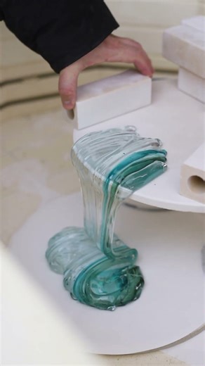 Fusing glass to make a waterfall #glassart #artglas #fusedglass #glassart