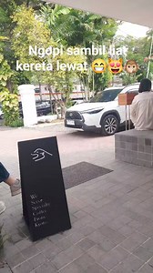 Pernah ngopi sambil ngeliatin kereta lewat blom? 🙊😻😁 | Batik Indonesia