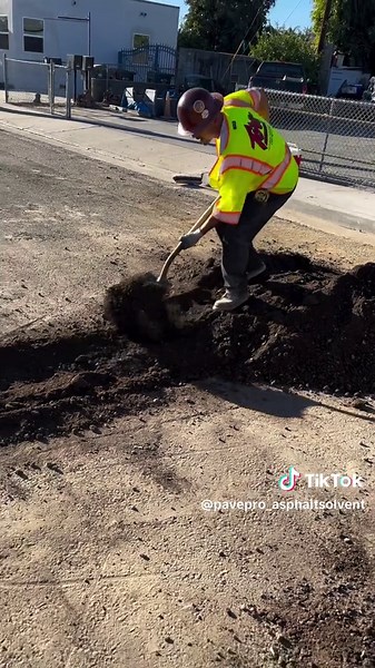 When you're paid by the hour 🔥 🎥: @joshuastephenson96 #construction #constructionlife #bluecollar #bluecollarboys #laborer #roadwork