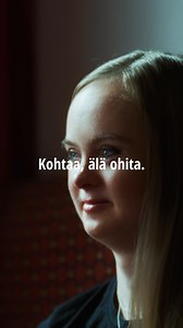 🩵 Kohtaa, älä ohita Pidin nuorena lukion jälkeen välivuoden, joka osoittautui kaikeksi muuksi kuin väliaikaiseksi opiksi. ✨ Työskentelin vuoden ajan kehitysvammaisten yläkoulussa ja opiskelin samalla erityispedagogiikkaa Helsingin avoimessa yliopistossa. Lisäksi tein ohjaajan töitä kehitysvammaisten rippileireillä. Nämä kohtaamiset jättivät minuun lähtemättömän jäljen, joka on yhä elävä. 💙 Lähipiiriini ei ollut kuulunut kehitysvammaisia, joten jouduin – tai sain – opetella paljon uutta. Otin m