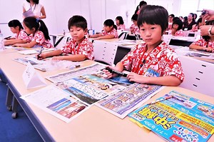 ━JTBの職場って一体どんな感じ？━ 【店頭スタッフ】にチャレンジしたらこんな風に！ JTBの中でも、お客様に最も身近な存在が『店頭スタッフ💁』。最新の旅行情報や旅のドキドキ感をお伝えするお仕事に、子どもたちがワクワクで挑戦してきました✨ まずは真っ赤なアロハシャツを羽織り、“元気なあいさつ・姿勢・おもてなしの心💓”などを、社内のベストホスピタリティコンテストNo.1スタッフから伝授され、本格的な体験を通して、楽しくトライ！⇒ http://bit.ly/2xaMaDH 企業の中の世界を、あなたものぞいてみませんか？ ～毎月19日は「JTB 旅いく(19)の日！」～ これから秋冬は人気の職人体験など、多彩なホンモノ体験も続々！ どうぞお楽しみに♪ #旅 #JTB #スタッフ #仕事 #体験 #子ども | JTB