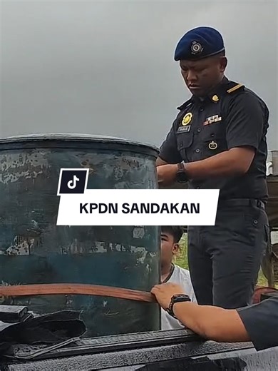 👮 KPDN SANDAKAN BERTINDAK 24.02.2026 : Satu tindakan kes telah diambil di bawah Akta Kawalan Bekalan 1961 kerana mendapati terdapat sebuah stor penyimpanan haram yang menyimpan barang kawalan bahan api tanpa sebarang notis kebenaran daripada KPDN di salah sebuah kawasan kilang kelapa sawit sekitar Sandakan. #kpdnsabah #kpdnsandakan #pemeriksaan #kitagempur #sandalan @Armizan Mohd Ali @Fuziah Salleh @KPDN