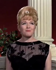 🇬🇧Marion Ryan - "Love Me Forever" (1958) y "That's Livin' - That's Lovin' " (1963) Marion Ryan (4 de febrero de 1931 - 15 de enero de 1999) fue una cantante británica de la década de 1950 en los primeros años de la Televisión Independiente Británica . Alguna vez la llamaron "la Marilyn Monroe de la canción popular". Su versión de " Love Me Forever " alcanzó el puesto número cinco en la lista de singles del Reino Unido en 1958. Su primer LP, "A Lady Loves", fue lanzado en 1959. La televisión co