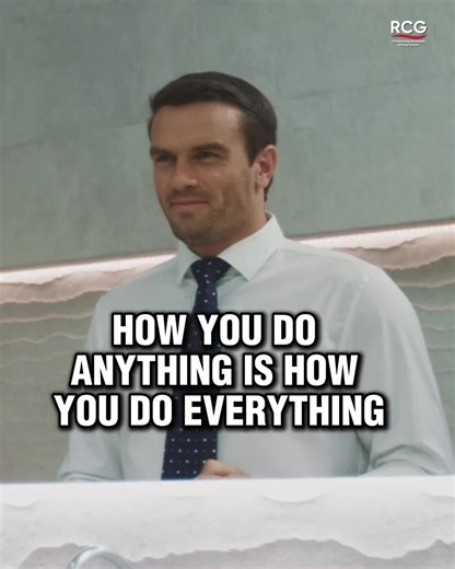🔥 “How You Do Anything Is How You Do Everything.” Tapi orang kita? Suka buat lebih kurang. Lepas tu hairan kenapa hidup still sama. Orang cakap nak berjaya. Tapi bila buat kerja — cincai. Bila follow up — malas. Bila ada peluang — tangguh. Kau perasan tak… Benda kecik yang kau biarkan bersepah tu sebenarnya blueprint perangai kau dalam hidup. ➡️ Cara kau jawab mesej. ➡️ Cara kau manage masa. ➡️ Cara kau siapkan tugas. ➡️ Cara kau handle benda remeh. SEMUA. TU. TERPANCAR. Dekat bisnes kau. Dekat