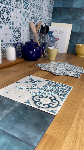 Have fun with colours and textures when installing Smart Tiles. Today we chose Vintage Marino and Zellige Costa to create a blue kitchen decor.