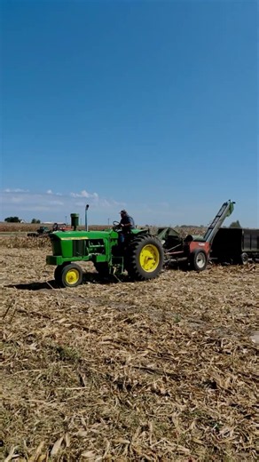 John Deere and New Idea harvesting corn 🤠 Pontiac Illinois tractor show #shorts
