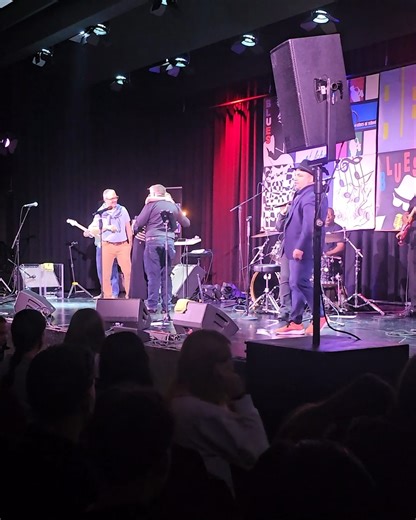 🎶 Wenn Blues auf junge Energie trifft! 💙 Heute waren Matthew Skoller and Chicago Wind feat. Precious J Taylor zu Gast in der Kanti Reussbühl. Und was für ein Tag das war! Am Morgen besuchten die Musiker den Englischunterricht und beantworteten neugierige Fragen der Schüler:innen. Danach folgte in der Aula ein unvergessliches Konzert. Doch bevor die ersten Töne erklangen, gab es eine grosse Überraschung: Die Schüler:innen und Lehrer:innen überraschten das Lucerne Blues Festival mit einem musika