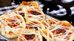 Cooking with Chef Bryan - Mummy Mini Pizza