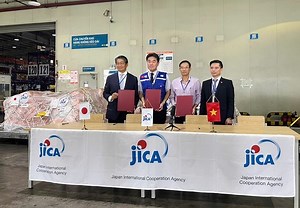 ＪＩＣＡの支援物資を受け取る