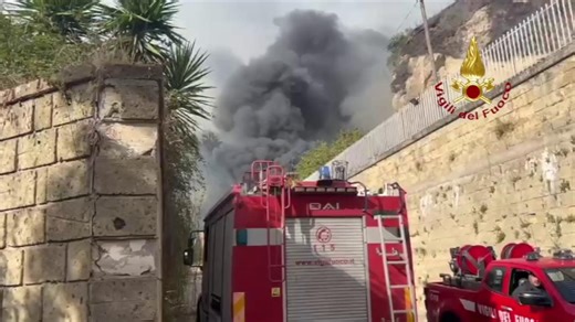 Napoli esplosione a Pianura in una fabbrica di fuochi d'artificio