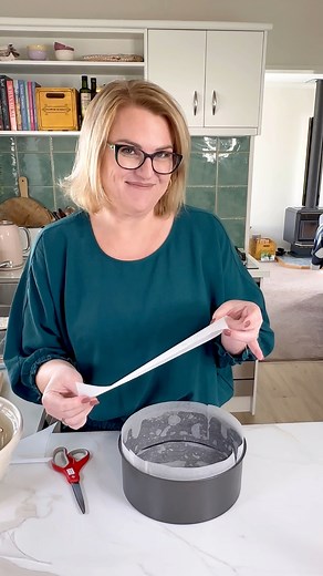 29K views · 331 reactions | A little quick video to show how I line my round tins. One of many ways to do it, how do you do yours? Anna xx | Just A Mum's Kitchen | Facebook