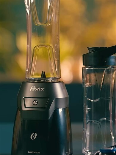 🥤⚡ Bate, tampa e leva — sem perder tempo. O Mini-Liquidificador Blender Oster® To Go (700W) prepara sua vitamina/shake direto na jarra, é só encaixar, bater e sair com as jarras To Go em Tritan® (livre de BPA). Lâminas em inox pra triturar bem e design compacto, fácil de limpar — perfeito pra rotina corrida. #fyp #paravoce #viral #tiktokbrasil #brasil #tiktokshop #achadinhostiktok #togo #shake #vitamina #suco #cafedamanha #lanchefit #vidasaudavel #fitness #blender #miniliquidificador #liquidifi