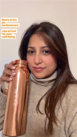 Il rame ha potenti proprietà antimicrobiche, antinfiammatorie e antiossidanti che contribuiscono a migliorare il benessere in numerosi modi. Conservare l’acqua durante la notte in una bottiglia di rame consente a una quantità sicura di rame di filtrare nell’acqua, apportando tutti questi benefici terapeutici per la salute. F.Veda – Bellezza Naturale, Equilibrio Profondo🌿 🌎www.fveda.it | fvedait@gmail.com Per Acquisti WhatsApp 📲 39 3889231006 #fveda #rame #copperbottels | Fozia Sindhu/Estetica