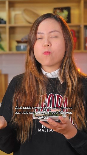 Ovo centenário chinês! Será que é bom? 🤔 Por aqui a gente já falou de melancia amarela, cenoura branca,... agora, bora falar desse ovo centenário chinês, que sofre uma reação e fica preto! A Cíntia explica tudinho e dá a dica de como temperar na hora de comer :) Ingredientes: - 1 ovo centenário (pidan) - 2 col. (sopa) de shoyu - 1 fio de óleo de gergelim - cebolinha picada (a gosto) #curiosidades #ovocentenario #culinariachinesa #pidan #ghgovo #gohango #ghg #ovopreto #comidas #culinária #provan