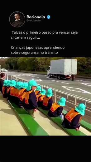 Racionala on Instagram: "🚸 Crianças japonesas estão literalmente APRENDENDO sobre segurança no trânsito desde muito cedo! Em vez de só ouvir regras, elas praticam em ambientes simulados, aprendendo quando parar, olhar e atravessar com atenção. Fato impressionante: no Japão, a educação de trânsito faz parte do currículo escolar, ajudando a reduzir acidentes e criando adultos mais conscientes no uso das ruas. 🧠🚦 💡 Educação, disciplina e prevenção mostram que ensinar cedo é uma das formas mais
