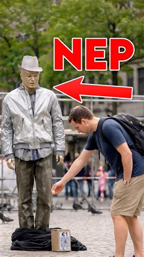 Nep Levend Standbeeld🤑