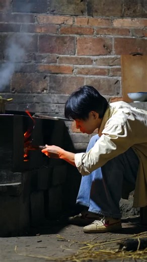 Guardian Zhunwazi” on Instagram: "( Part -2 ) A gift from the mountains: foraging for wild Chinese yams and winter bamboo shoots. Winter is the perfect time for foraging in the mountains. Head into the woods to dig up fresh wild yams and winter bamboo shoots. Slow-cook the wild yams with pork ribs for a creamy, comforting soup, and then quickly stir-fry the bamboo shoots with pickled cabbage and cured pork for a rustic, full-bodied dish. #myrurallife #ruralcuisine #yam #winterbambooshoots #natur
