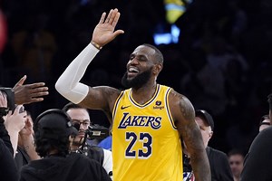 LeBron James minutes per game: How does 21-year veteran's 12-minute rest per game have 2-way effect on Purple & Gold squad?