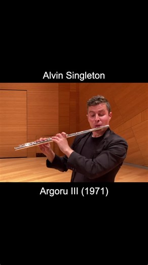 I first learned about Alvin Singleton’s 𝘈𝘳𝘨𝘰𝘳𝘶 𝘐𝘐𝘐 (1971) while looking through the music library at my first job out of college in NYC. I love Carman Moore’s notes for the piece: “Quicksilver runs and leaps alternative with cantabile moments like light falling through trees in a forest.” Singleton’s Argoru (“to play” in Twi) I-IX is an amazing cycle of works for #violin, #cello, #viola, #clarinet, #marimba, #vibraphone, #snaredrum, and #violin that I highly recommend checking out! . . 