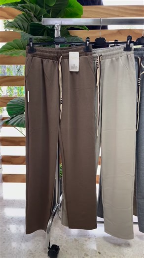 ✨ Comodidad que te sigue el ritmo. Nuestros pantalones de chándal para mujer combinan estilo, suavidad y libertad de movimiento. Perfectos para tu día a día, entrenar o simplemente descansar. ¿Lista para sentir la diferencia? 💖 | Mercadillo Modas Cantillana