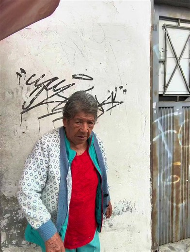Ayudar a una vecina mayor: gesto de servicio y solidaridad