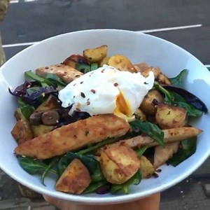 BOSH 󾮖🏽 Is this chicken and new potato hash a bit of you for dinner tonight? 󾌧 INGREDIENTS: New potatoes @lucybeecoconut Chicken breast Mushrooms Mange tout Red cabbage Poached egg Smoked paprika Fresh spinach Spring onion Crushed chilli #leanin15 #fitfam #food #foodie #nutrition #food #health #fit #fitness #nutrition#foodporn #throwbackthursday #healthy | The Body Coach
