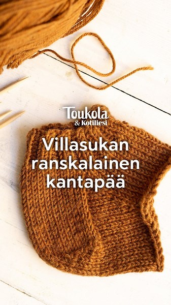 Kotiliesi on Instagram: "Miten sinä neulot villasukan kantapään? 🧶 Ranskalaiseen kantapäähän neulotaan kantalappu perinteisen kantapään tapaan, mutta kantapohjan kavennukset tehdään levenevästi niin, että jalalle jää enemmän tilaa. 🎥: Outi Hakkarainen #kotiliesi #toukola #taitoajatekniikkaa #rakkaudestakotoiluun #villasukat #kantapää neulonta"
