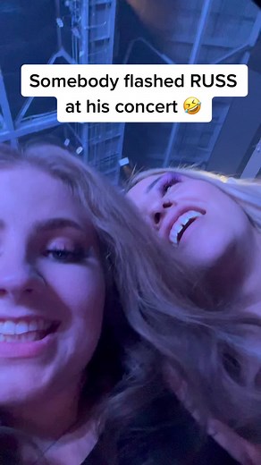 Girl Flashes RUSS at Concert - Concert Flashing Incident