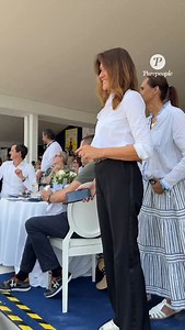 📸🐎 Premier jour du Jumping International de Paris : Carla Bruni, très fière de sa fille Giulia @giulia.sarkozy @carlabruniofficial @longinespariseiffeljumping Ce vendredi 21 juin, le prestigieux Jumping de Paris a ouvert ses portes au pied de la Tour Eiffel. Parmi les moments forts de cette première journée : la présence de Carla Bruni, venue soutenir sa fille Giulia, qui participait à l’épreuve d’équitation. Stylée et discrète comme à son habitude, Carla Bruni a assisté avec émotion aux début