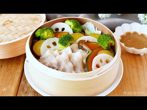 【豚肉と野菜のせいろ蒸し】手作りごまダレで絶品！具材を切ってのせて蒸すだけ♪食材の旨みたっぷり｜macaroni（マカロニ）