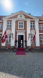 Pinsesolen har danset brudevals over Hindsgavl Slot i dag ☀️ Her har et yndigt brudepar givet hinanden deres ja på slottets terrasse 🥰 Det gjorde de med den smukkeste udsigt over slotsparken, der står i fuldt flor. Kærlighedsfesten fortsætter naturligvis med en skøn middag, inden bruden og gommen skal gøre solen kunsten efter i en strålende vals 💞 I videoen gør vores fest- og eventkoordinator, Emma, nogle af de sidste detaljer klar, mens endnu flere arbejder i kulissen for at sikre, at dagen b