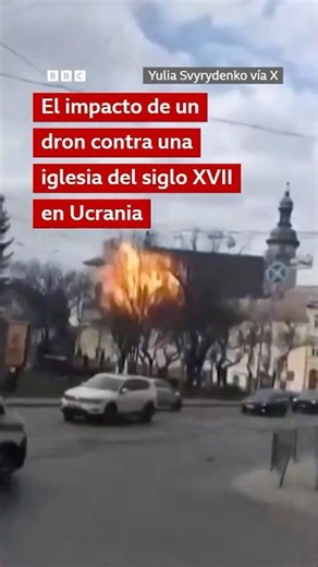 El momento en que un dron impacta contra una iglesia ucraniana de 400 años