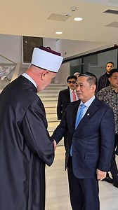 Saya bertemu dengan Grand Mufti Bosnia dan Herzegovina, Dr Husein Kavazovic, Selasa (7/10/2025) siang waktu setempat, dalam rangkaian kegiatan kunjungan kerja ke Sarajevo, Ibu Kota Bosnia dan Herzegovina. Kami berdiskusi mengenai hubungan kuat dan bersejarah umat Islam Indonesia dengan umat Islam Bosnia dan Herzegovina. Kami juga membahas isu seputar umat Islam, seperti haji, pengelolaan zakat, dan sertifikasi halal. Sebagai wajah umat Islam di Eropa, Muslim di Bosnia dan Herzegovina punya peran