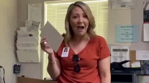 Taylor Swift surprises nurse with handwritten note