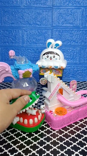 super cute hello kitty & crocodile