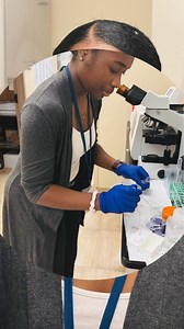 Micah Leon, the Ministry of Education’s 2024 Cayman Scholar, recently completed a two-week lab internship at Health City. The MOE awards two scholarships to a male and a female student each year, and Micah emerged as the top female scholar. Under the supervision of Consultant Pathologist Dr. Ishani Bhuyan, we were thrilled to support Micah as she increased her knowledge of biochemistry and its application to a hospital setting. Micah shares: “During my internship at Health City, I gained hands-o